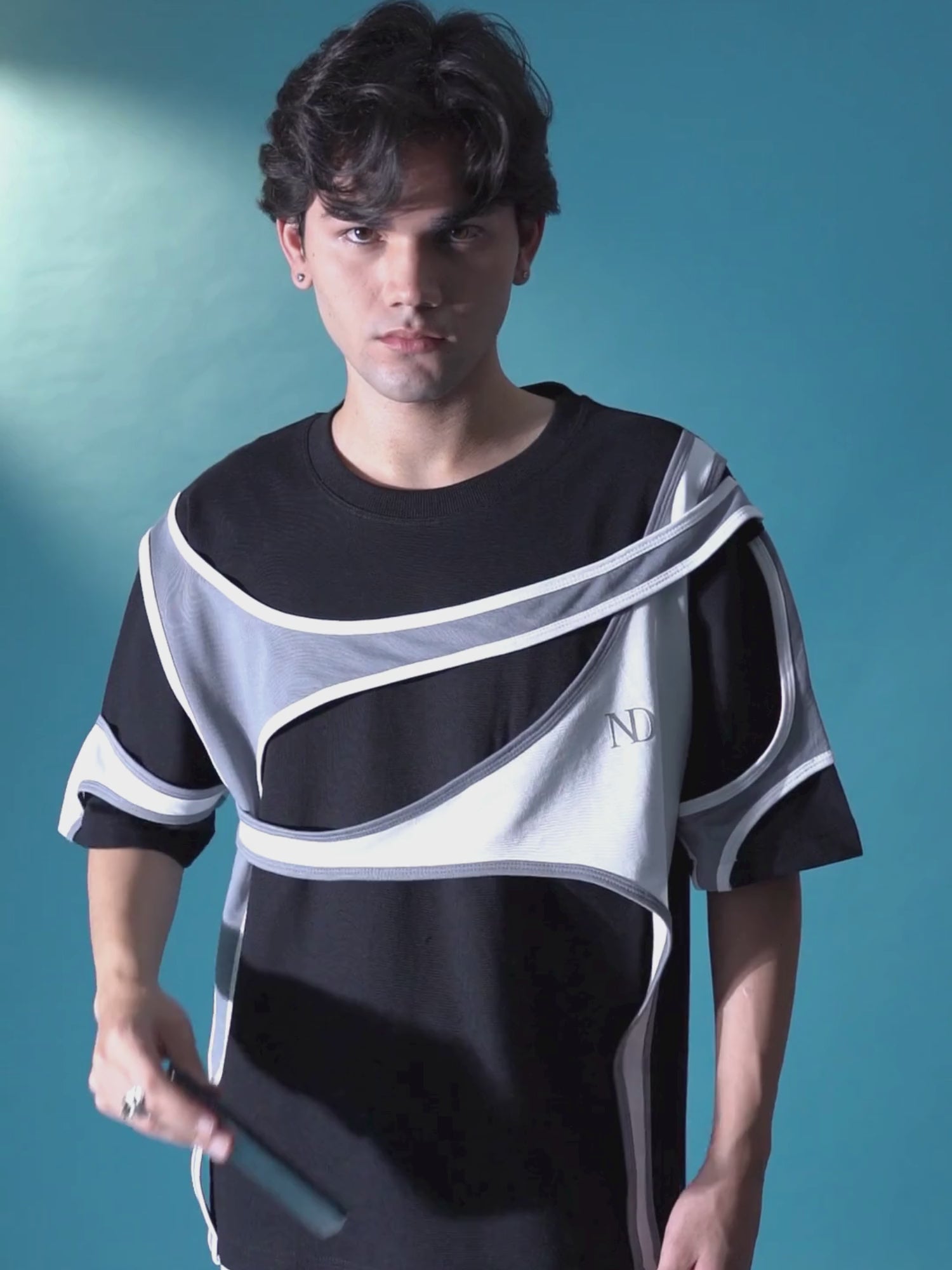 Detail Video of hidden pocket of Shadow frame utility tee.